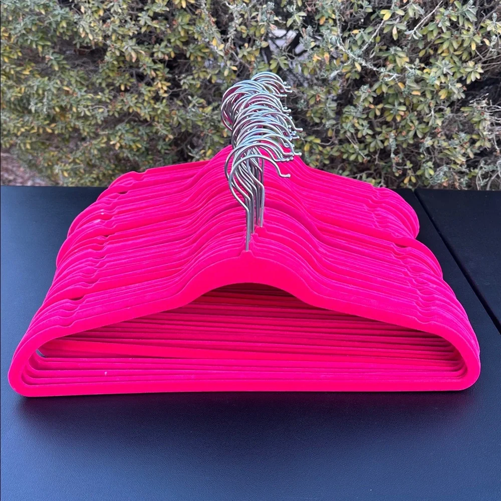 Velvet hangers heavy duty set of 50 count, used-great condition.